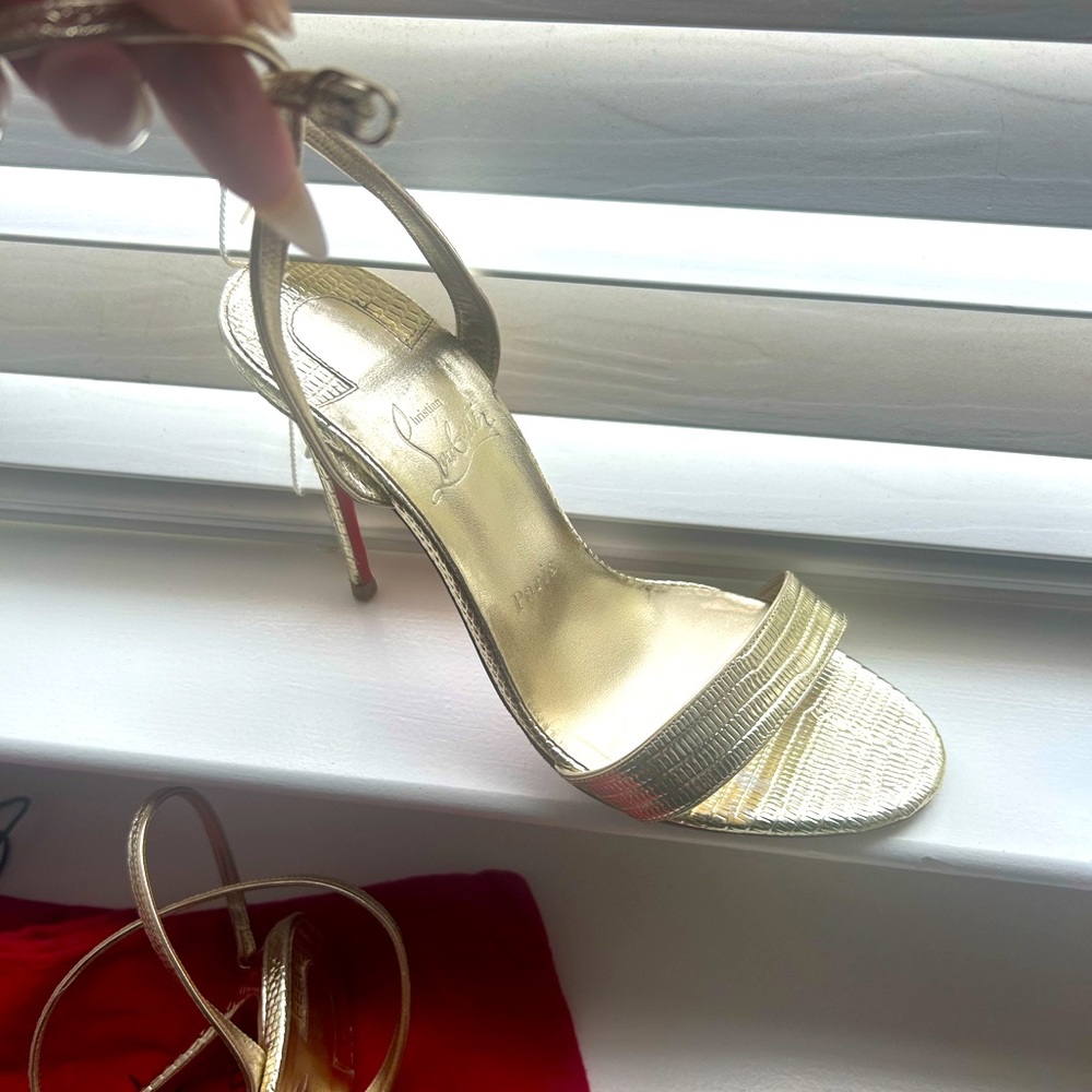 Sandals in gold